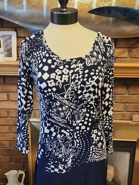 Chico's Travelers Blackand White Abstract Print Long Sleeve Top Sleek Drape Cozy